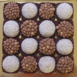 brigadeiro ask med 8 saltkola brigadeiros och 8 kokosbrigadeiros